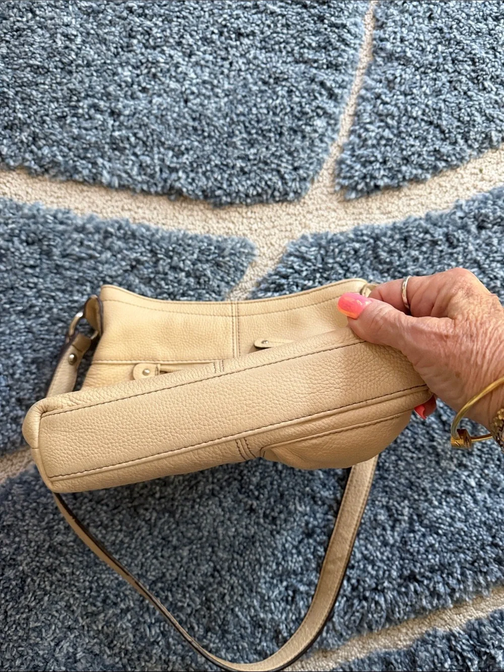 Like New.. Tignanello Women’s Neutral Tan Leather Crossbody Bag
